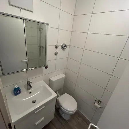 Apartmán Zentral Am Bahnhof Mit Kueche, Badezimmer, Gratis Parkplatz & Wlan