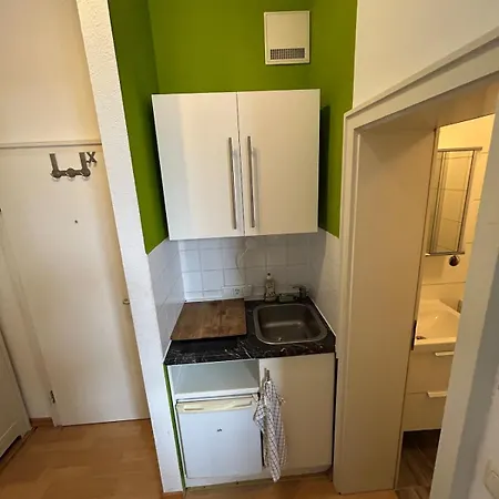 Zentral Am Bahnhof Mit Kueche, Badezimmer, Gratis Parkplatz & Wlan *